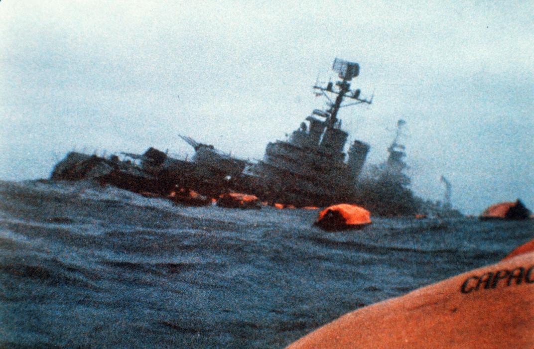 Den argentinska kryssaren ARA General Belgrano har svår slagsida efter att ha attackerats av en brittisk ubåt under Falklandskonflikten.
