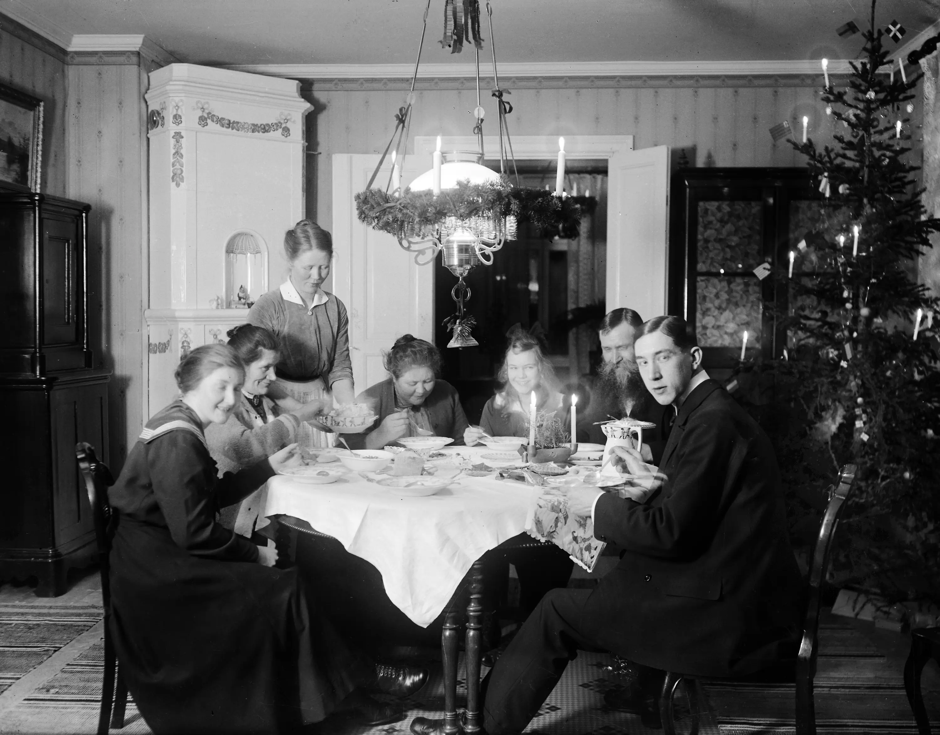 Familjen Skötsner-Edhlund äter julgröt, Östhammar, Uppland. Fotograf: Skötsner-Edhlund, Uppladsmuseet, public domain