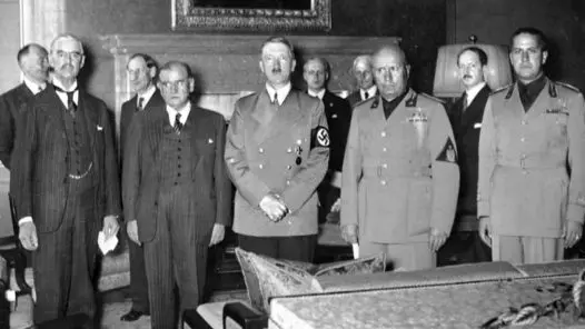 Münchenöverenskommelsen: Neville Chamberlain, Édouard Daladier, Adolf Hitler, Benito Mussolini och Galeazzo Ciano. Bakom dem syns bland andra Joachim von Ribbentrop och Ernst von Weizsäcker