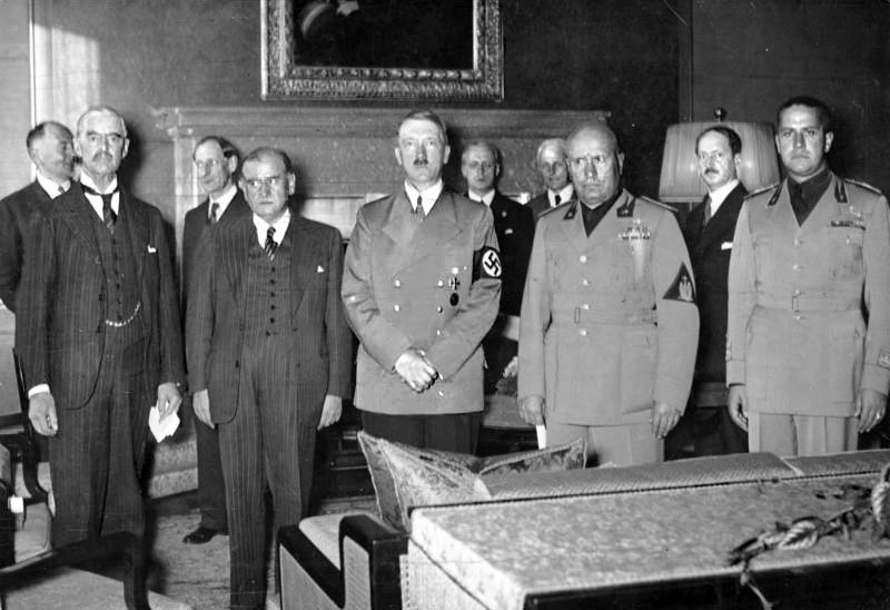 Münchenöverenskommelsen: Neville Chamberlain, Édouard Daladier, Adolf Hitler, Benito Mussolini och Galeazzo Ciano. Bakom dem syns bland andra Joachim von Ribbentrop och Ernst von Weizsäcker