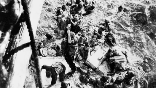 Dorsetshire plockar upp Bismarcks besättning efter förlisningen.