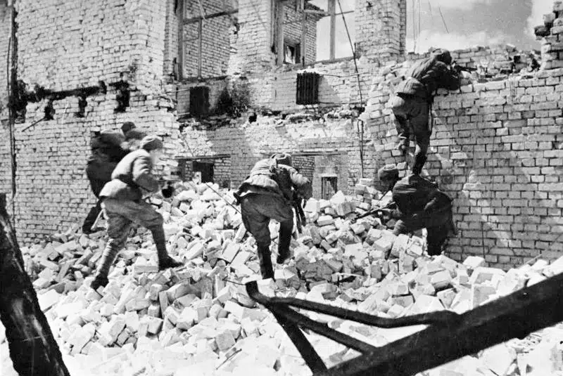 Sovjetiska trupper anfaller i Stalingrad i juli 1942
