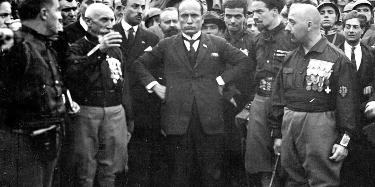 Benito Mussolini marscherar mot Rom
