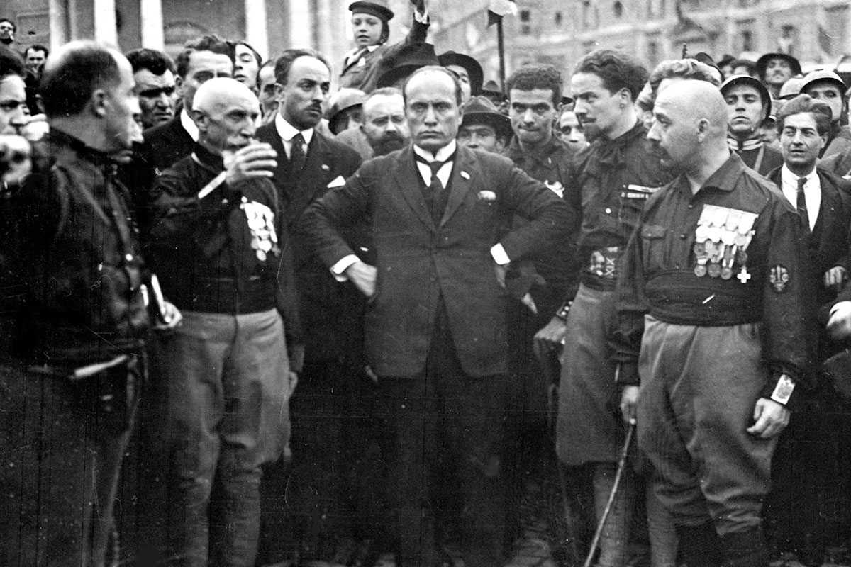 Benito Mussolini marscherar mot Rom
