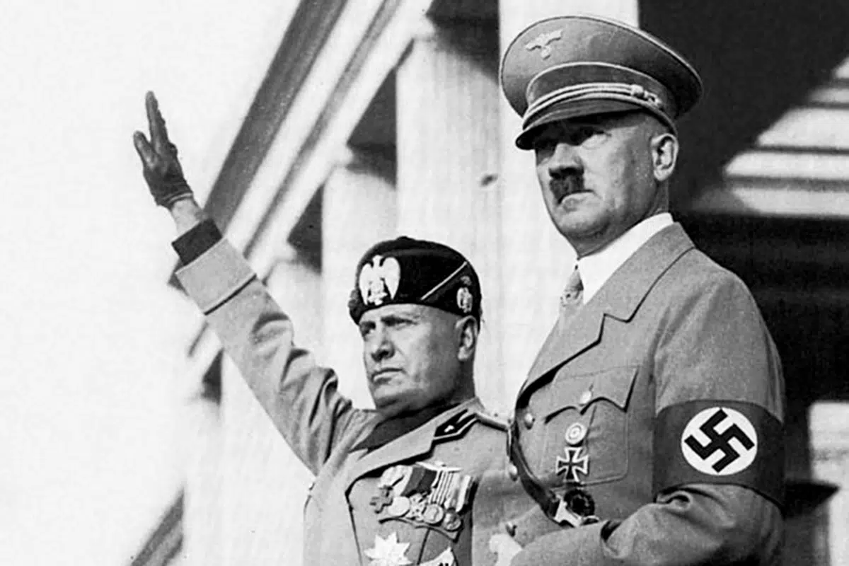 Mussolini allierar sig med Hitler