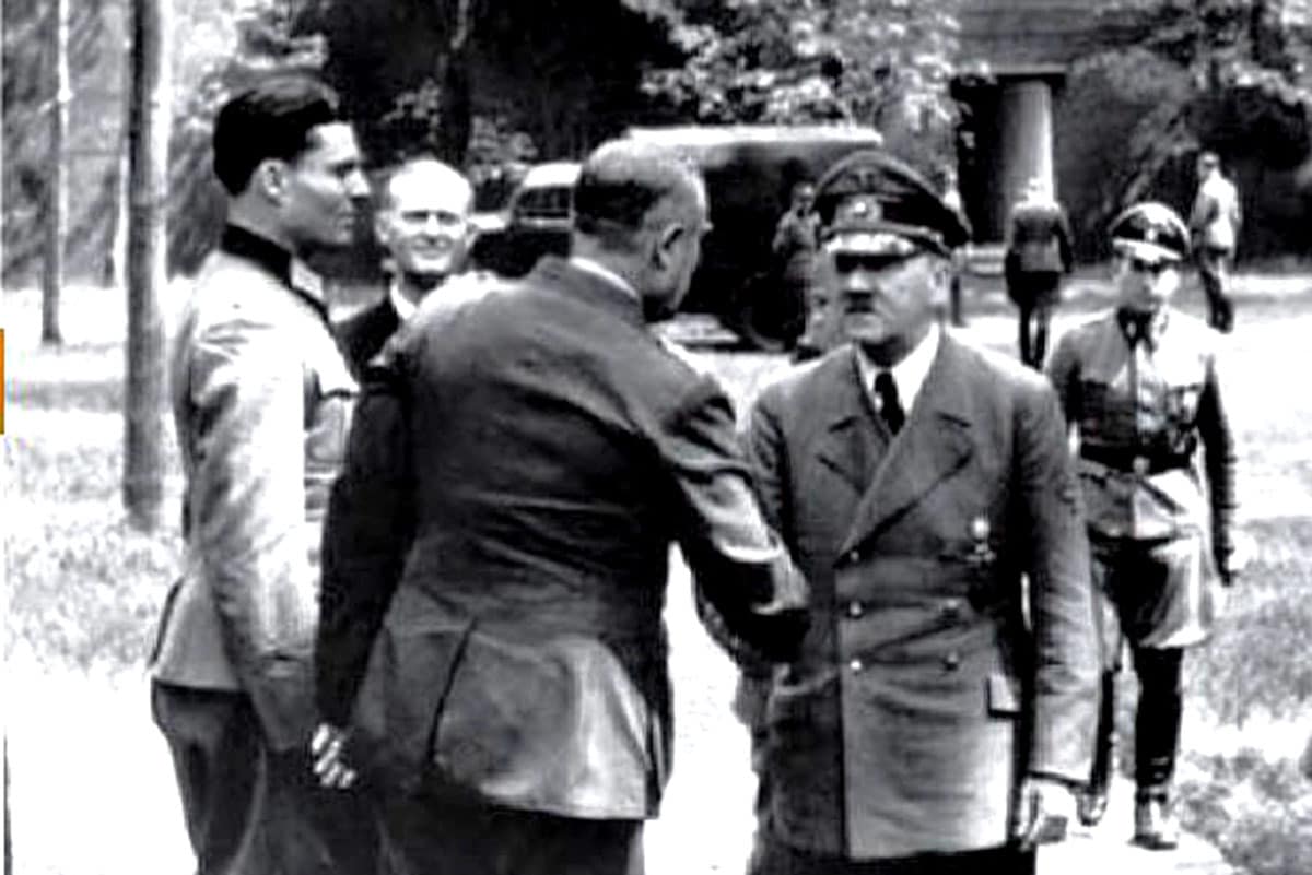 Stauffenberg syns till vänster om Hitler vid ett besök i Varglyan.