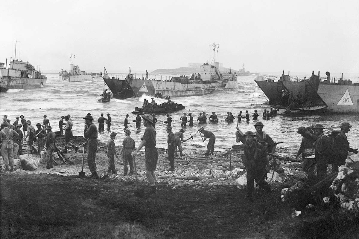 Trupper från 51:a höglandsdivisionen lastar av förråd från tanklandningsfartyg på öppningsdagen för den allierade invasionen av Sicilien, 10 juli 1943.