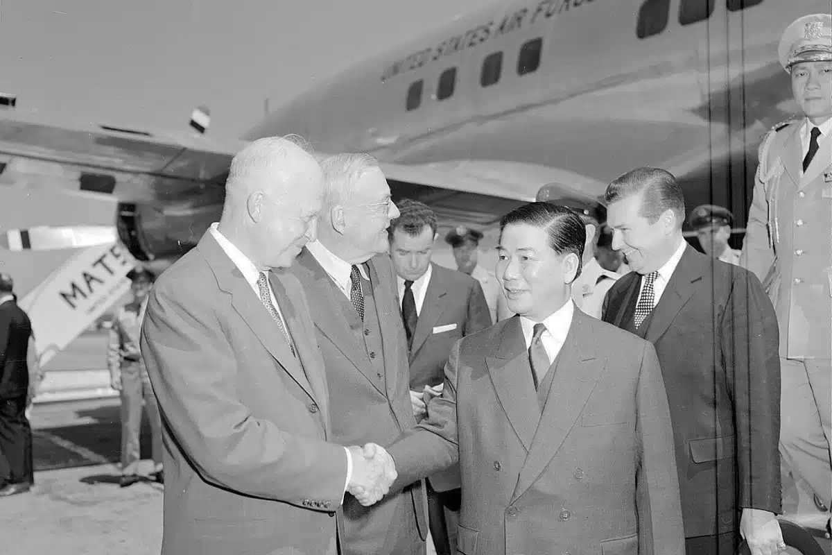 USA ger sig in i Vietnamkriget